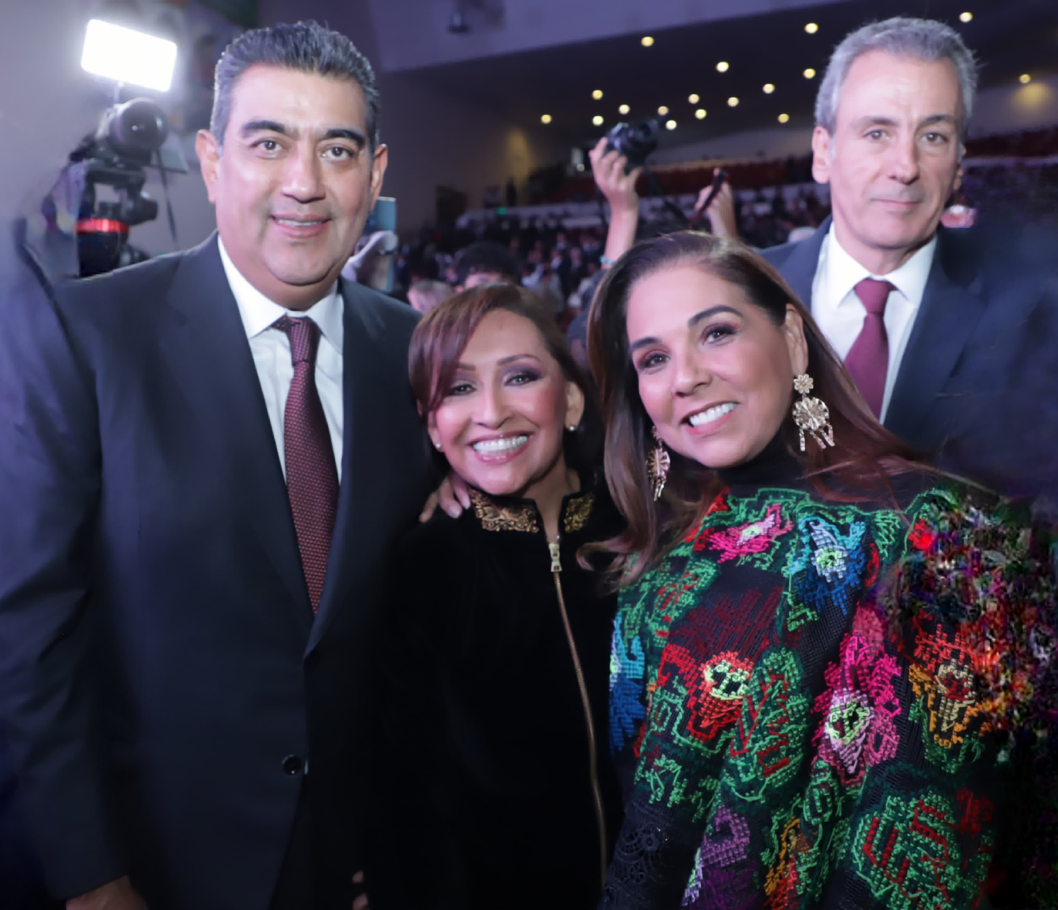 Acompañan a la gobernadora políticos, líderes sociales y del sector económico